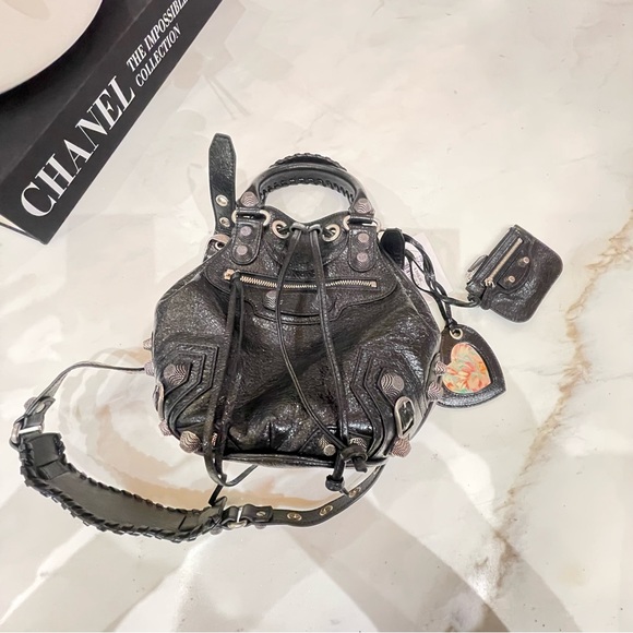 BALENCIAGA Le Cagole crinkled-leather bucket bag Small - Picture 8 of 14